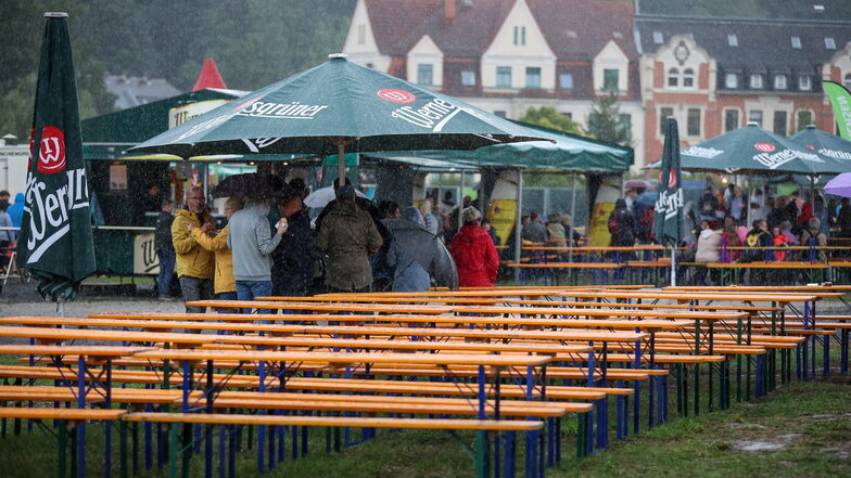 Besucher suchen Schutz vor dem Regen während der Eröffnung des «Tages der Sachsen».