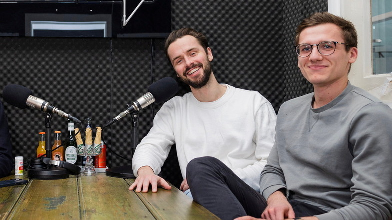 Sie haben Spaß am Mikro – und das merken auch ihre Fans. Florian Adomeit (l.) und Noah Leidinger (r.) sprechen in ihrem Podcast in lockerer Art über die Entwicklungen an der Börse.