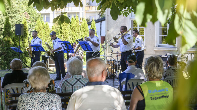 Ein Freiluftkonzert für Senioren in Riesa bescherte die Dixieland-Band des Polizeiorchesters Sachsen.