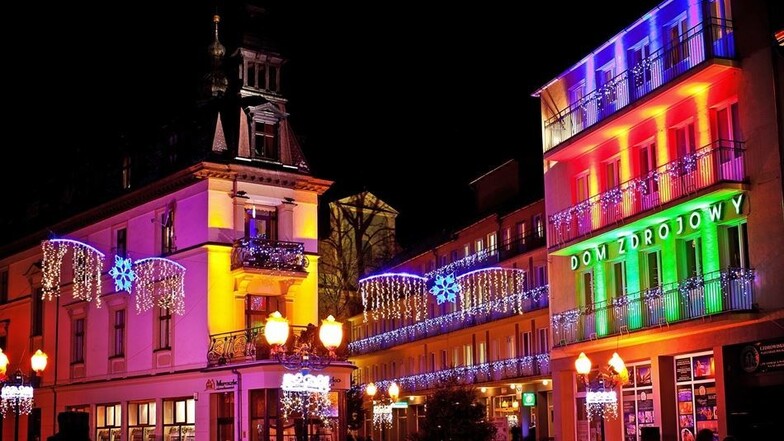 Im Winter wird die Flaniermeile in der Altstadt teilweise mit bunten Lichtern angestrahlt. Das lockt viele Besucher an.