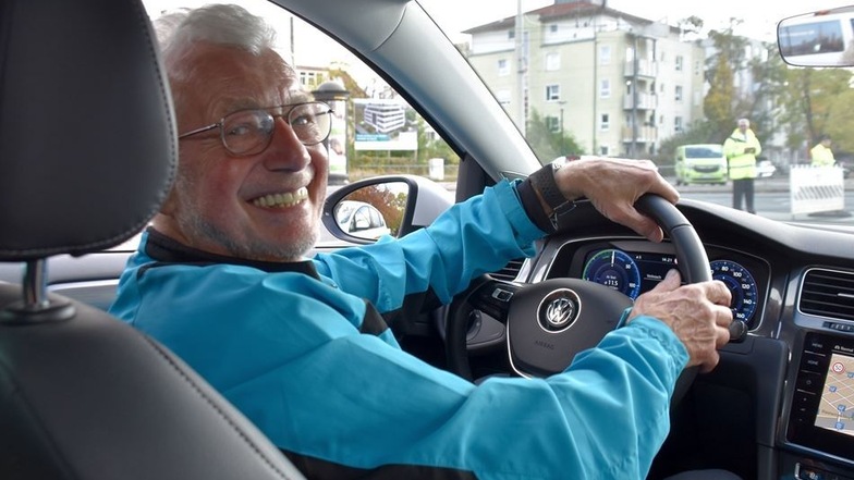 Dietmar Hörnig am Steuer seines Elektro-VW – dem Besenwagen on Tour.