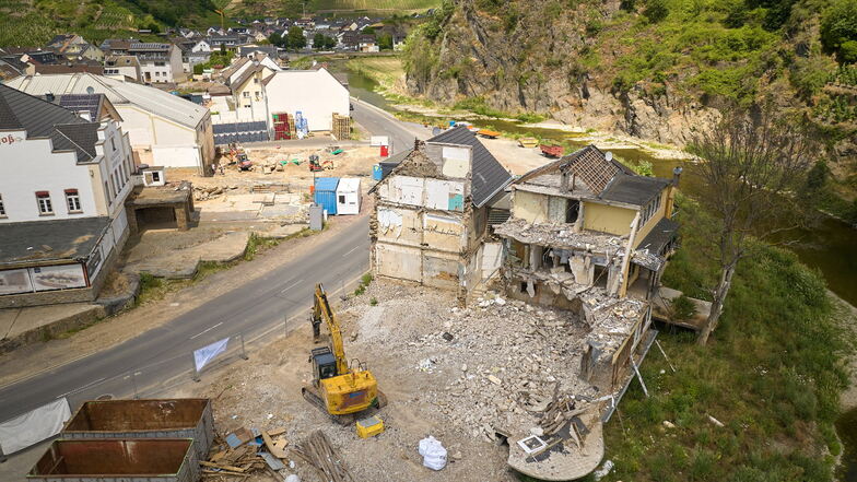 Nach der Flutkatastrophe an der Ahr werden immer noch zerstörte und beschädigte Häuser abgerissen, wie hier in Mayschoß.