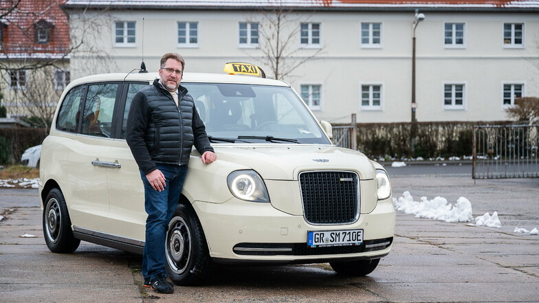 Auch wenn Corona ist, kann man sich mal einen Wunsch erfüllen: Der Görlitzer Bus- und Taxiunternehmer Ingo Menzel hat sich ein echtes London-Taxi gekauft - als Elektroauto. Damit fährt er bereits durch Görlitz.
