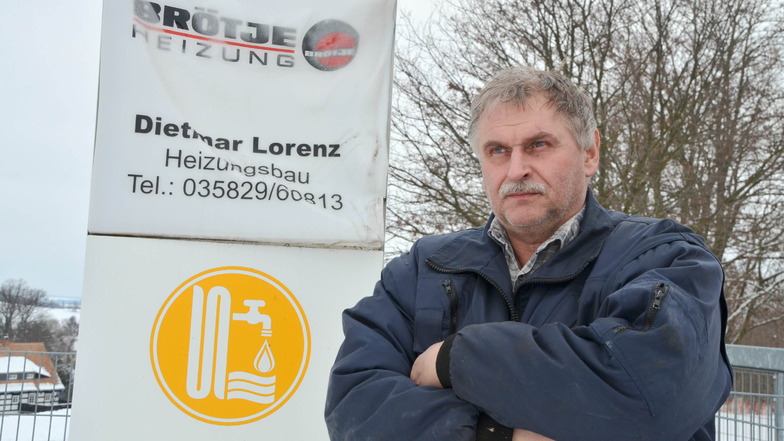 Dem Firmenschild hat die extreme Hitze zugesetzt. Doch Dietmar Lorenz gibt nicht auf.
