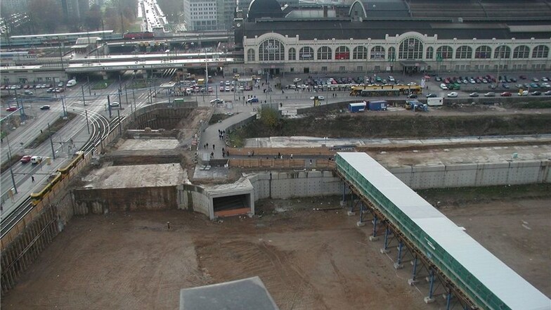 So sah die Großbaustelle des Tunnels am Wiener Platz im November 2000 aus. Links sind die Spundwände zu sehen. In diesem Jahr wurden die beiden Röhren für den Verkehr freigegeben.