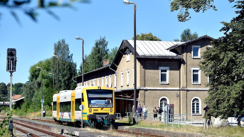 Blick auf den Bahnhof in Großschönau (auf dem Archivfoto noch vor der inzwischen laufenden Sanierung des Bahnhofsgebäudes).