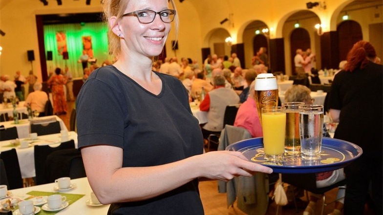 Bianca Raasch aus Schmiedeberg sorgt dafür, dass beim Tanztee alle gut zu trinken und zu essen haben.