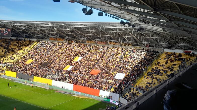 Der K-Block im Rudolf-Harbig-Stadion ist eine halbe Stunde vor dem Spiel schon gut gefüllt. Die Fans planen eine Choreografie.