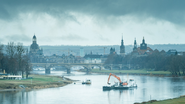Der viele Regen macht die Elbe langsam wieder zum ansehnlichen Fluss.