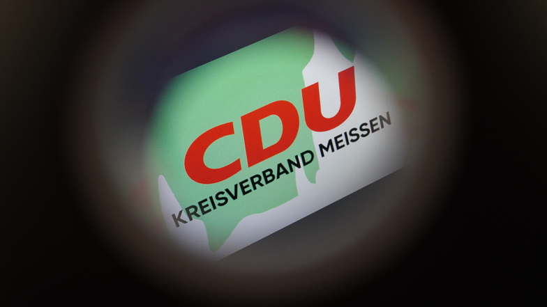Bekommt die Kurve in letzter Minute: Die Meißner Kreis-CDU setzt den umstrittenen Präsenz-Parteitag in Großenhain ab. Dennoch hat der Streit großen Schaden hinterlassen.