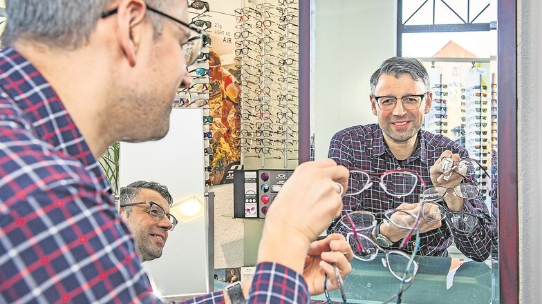 Seit 1992 ist Augenoptik Faust in Großenhain präsent, hat seitdem viele Trends bei Sehhilfen erlebt. Die Inhaber Henry (Foto) und Tabea Faust wollten jetzt bei einer Umfrage wissen, ob sie „mit der Zeit gehen“.