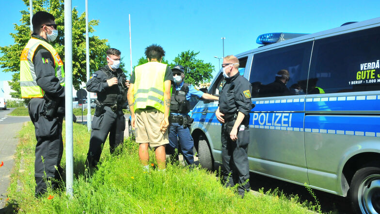 Polizei kontrolliert in Lampertswalde aus dem Gewerbegebiet ausfahrende Fahrzeuge nach Betäubungsmitteln.