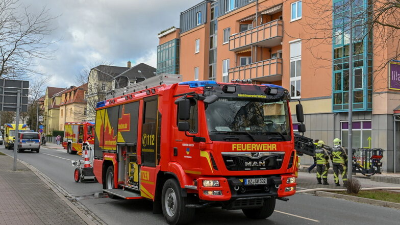 Einen Feuerwehreinsatz gab es am Donnerstagmittag an der Löbauer Straße in Bautzen. Dort brannte es in einer Wohnung.