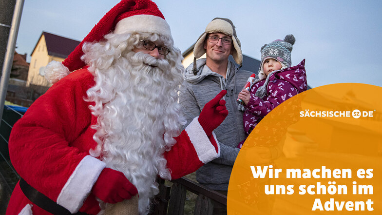 Weihnachtsmann Bernd Richter überrascht die zweijährige Hanna mit Papa Marcus Grille.