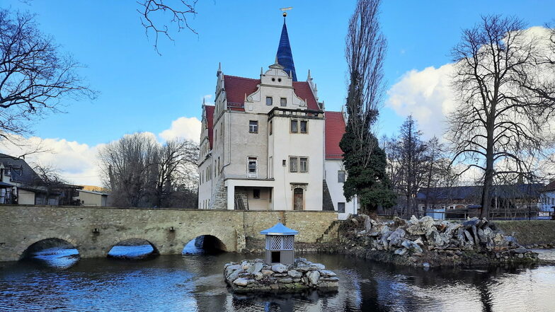 Der Schlossgraben um das Wasserschloss Oberau führt wieder Wasser.