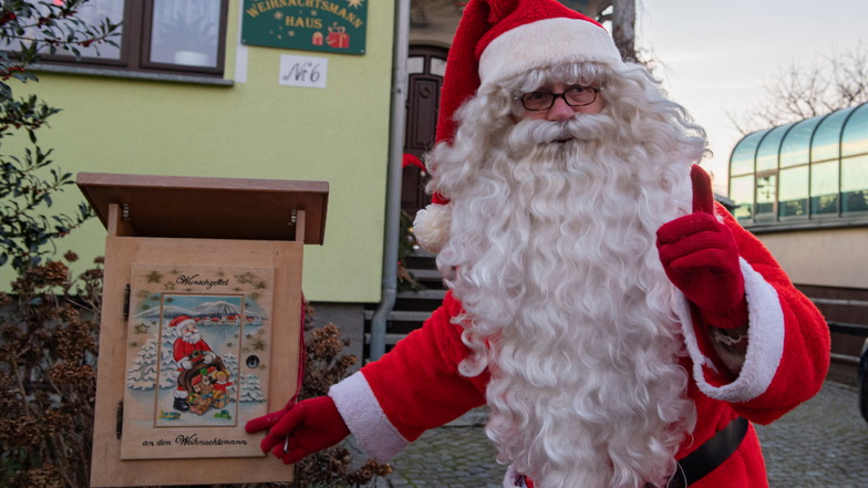 Bernd Richter lässt es sich auch in diesem Jahr nicht nehmen, wieder den Weihnachtsmann zu spielen. An seinem Haus hat er einen Wunschbriefkasten.
