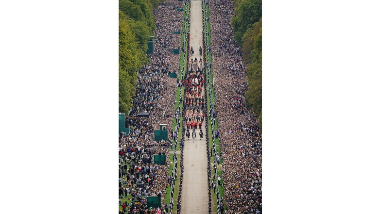 Die feierliche Prozession mit dem Sarg von Königin Elizabeth II. zieht über den Long Walk zum Schloss Windsor.