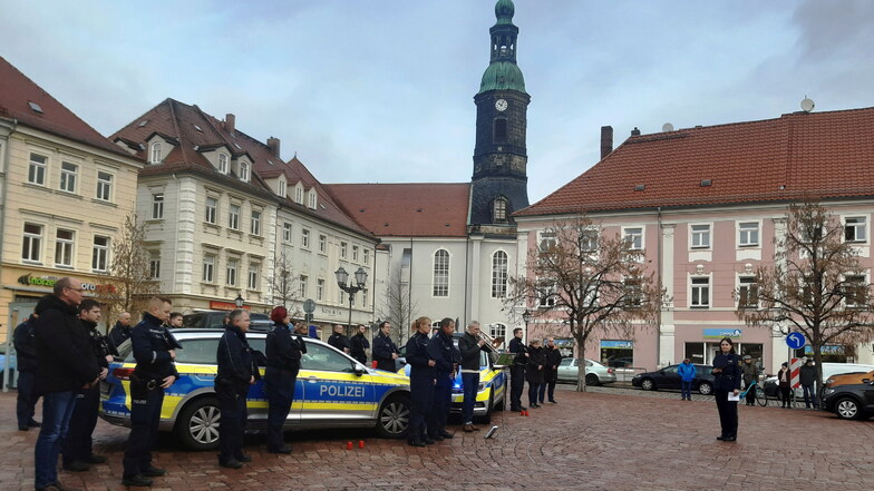 Gedenken: Das Polizeirevier Großenhain erinnerte mit einer Schweigeminute auf dem Hauptmarkt an die während einer Polizeikontrolle getöteten Kollegen im Landkreis Kusel.