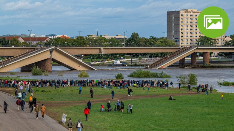 Viele Dresdner sind an diesem Samstagnachmittag gekommen, um sich die eingestürzte Brücke anzusehen.