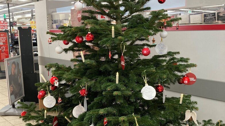 So sieht der Weihnachts-Wunschbaum für Kinder in der Zittauer Kaufland-Filiale aus.