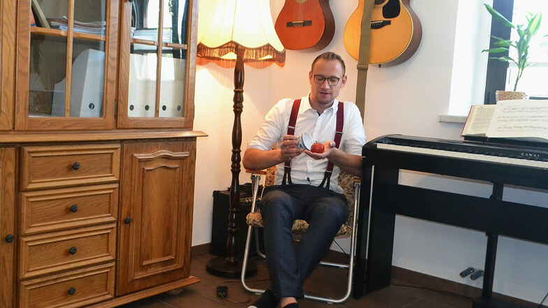 Gefragter Trick bei Familienfeiern: Zauberkünstler Florian Steinborn lässt in seinem Arbeitszimmer Tomaten erscheinen.