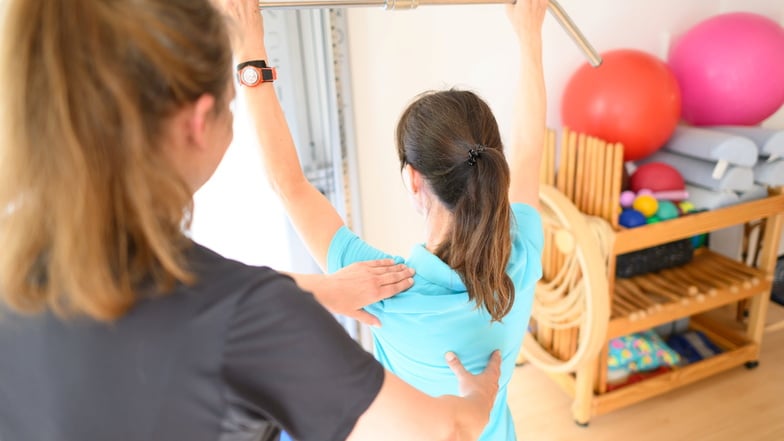 Krankengymnastik für den Schulterbereich wird in einer Physiotherapie durchgeführt.