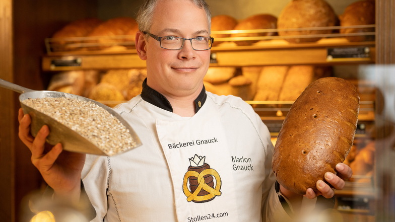 Marlon Gnauck in seiner Bäckerei in Ottendorf-Okrilla mit einem Mischbrot. Darin stecken 85 Prozent Champagnerroggen und 15 Prozent Dickkopfweizen.