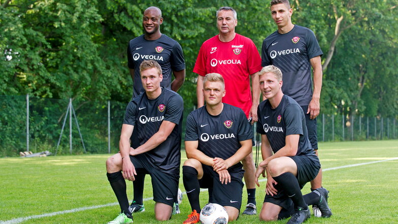 Das erste Foto als Dynamo-Spieler: Im Juni 2013 bestreitet Marco Hartmann (vorn ganz rechts) seine erste Einheit im Großen Garten - damals noch unter Trainer Peter Pacult.