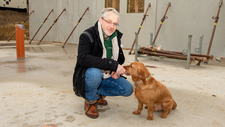 Veterinär Dr. Björn Nitzsche mit seinem Hund Monsieur Jacques de Solemount auf der Betonplatte des Rohbaus in Cotta. Hier sollen bald Kleintiere behandelt werden.