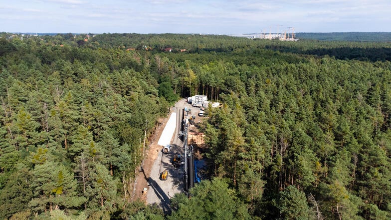 Aus der Luft ist die Baugrube mitten in der Heide gut zu erkennen. Für den Sachsenforst ist sie ein schmerzhafter Kompromiss.