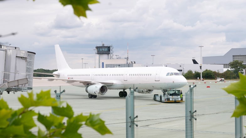 Bundespolizisten haben am Flughafen in Dresden einen verdächtigen Autofahrer gestellt.