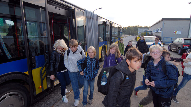 Symbolbild: Ein Schulbus der NVG kommt mit Schülern aus Horka an der Mittelschule Rothenburg an.