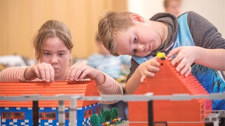 Die Geschwister Lea und Eliah aus Elsterwerda packten bei den Lego-Tagen in Gröditz kräftig mit an. Hier werkeln die beiden Hobby-Bauarbeiter gerade an ihren Häusern. Die erfordern höchste Konzentration ihrer Bauherren und sind in mehrtägiger Arbeit entst