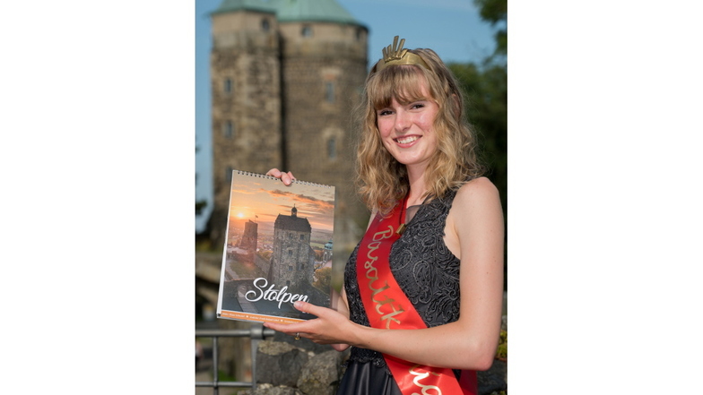 Der druckfrische Stolpen - Kalender 2022 präsentiert von Leoni Weser, der 15. Basaltkönigin.