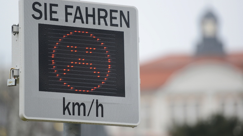 Die Gemeinde Demitz-Thumitz schafft eine mobile Geschwindigkeitsanlage an, wie es sie vielerorts bereits gibt. Mit deren Hilfe sollen zum Beispiel Verkehrsfluss und -aufkommen gemessen werden.
