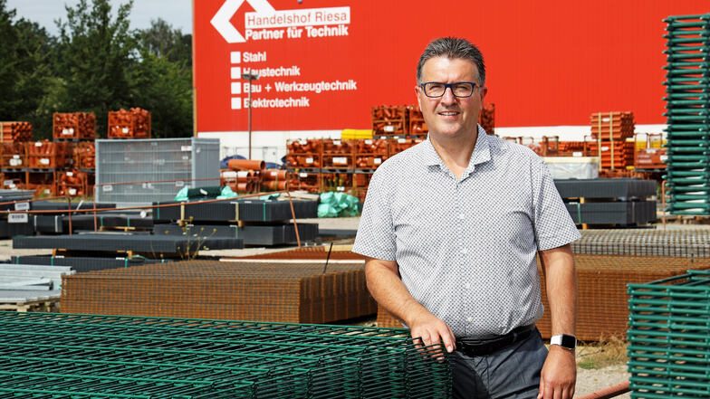 Steffen Währa ist einer von drei Geschäftsführern des Unternehmens Handelshof Riesa. Die markanten roten Hallen am Riesaer Stadtrand sollen schon wieder erweitert werden.