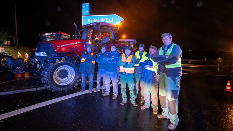 Bauern blockierten am Donnerstagmorgen die Auffahrt der A4 am Burkauer Berg im Landkreis Bautzen.