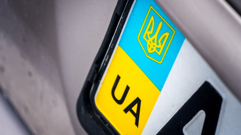 Symbolfoto: Ein ukrainisches Autokennzeichnen an einem parkenden Auto, fotografiert in Riesa.