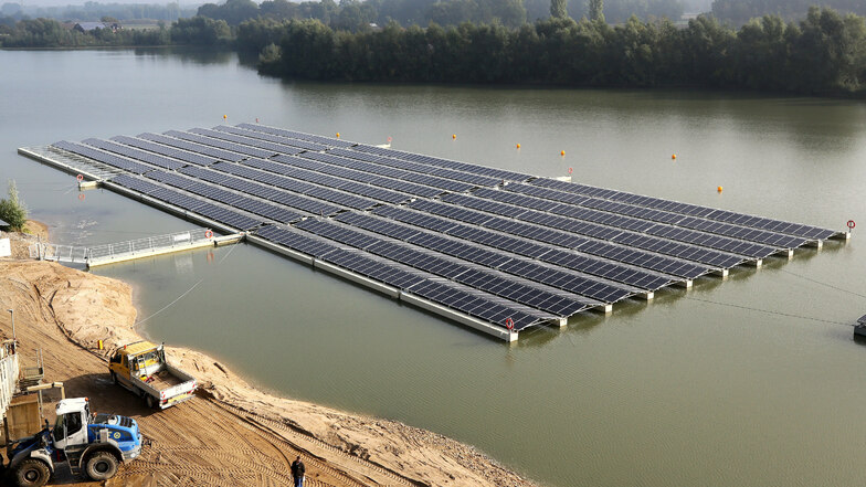 Die rund 150 Meter mal 50 Meter große Solaranlage des Kiesproduzenten Hülskens schwimmt auf einem Baggersee am Niederrhein. Es soll fast den gesamten Energiebedarf des Sand- und Kiesproduzenten decken.