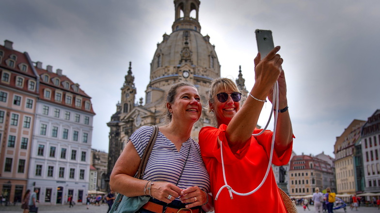 Vertraute Anblicke wieder in Dresdens Innnenstadt: Zwei Lübeckerinnen machen ein Selfie von sich mit Frauenkirche.