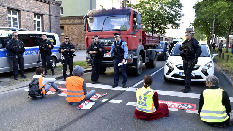 Mit einer Protestaktion der Klimaschutzbewegung "Letzte Generation" wurde am 16. Mai 2022 die Hansastraße in Dresden blockiert.