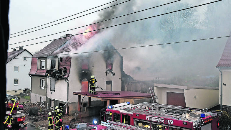 Seit dem Morgen stand die Doppelhaushälfte an der Leisniger Sonnenstraße in Flammen. Das Feuer hatte das gesamte Haus erfasst.