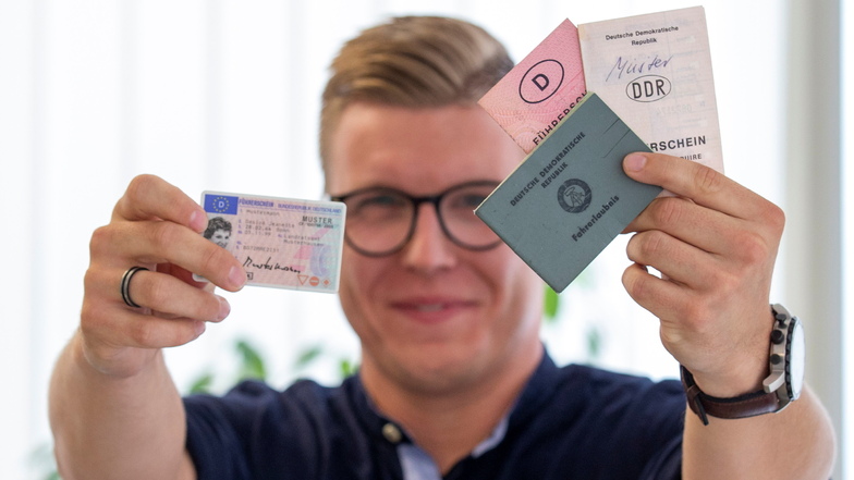 Die alten Führerscheine, die Felix Pietzsch Leiter der Kfz-Zulassung und Fahrerlaubnisbehörde, zeigt, werden gegen die neue Plastikkarte getauscht.