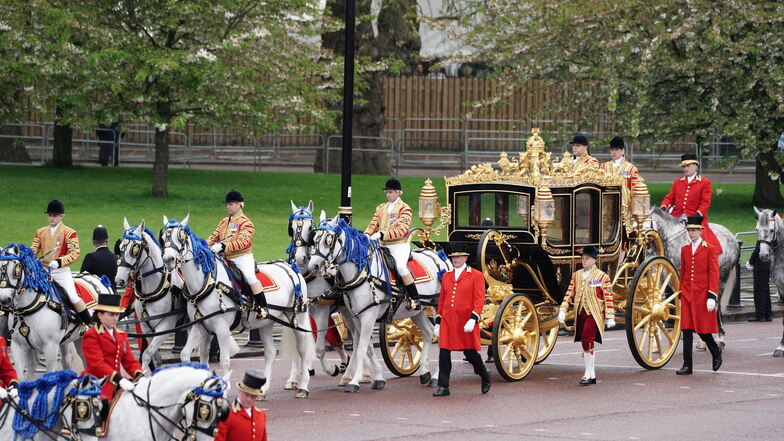 Die Staatskutsche "Diamond Jubilee State Coach" holt vor König Charles III. und Königin Camilla am Buckingham Palace für die Krönung ab.