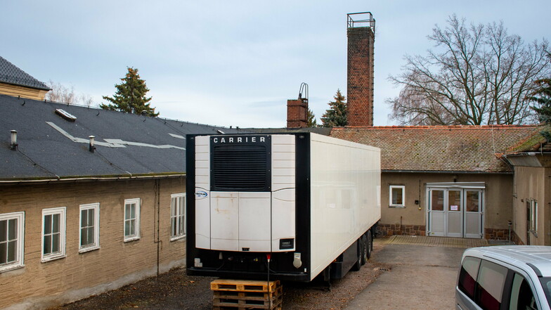 Das Döbelner Krematorium hat sich eine große Kühlzelle auf den Hof gestellt. Die vorhandenen Kapazitäten haben nicht mehr ausgereicht.