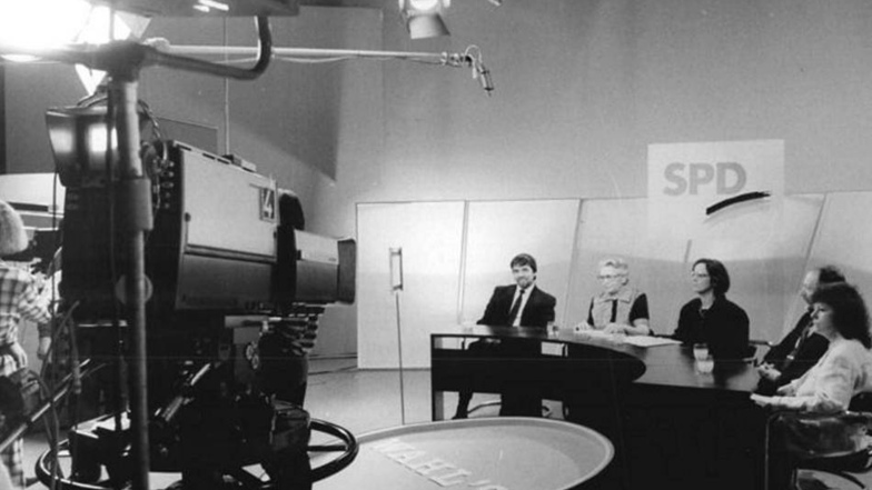 19. Februat 1990 in-Berlin: Zum Wahlkampf in der DDR erhält jede Partei im Fernsehen der DDR die Möglichkeit, ihre Ziele und Programme für die Parlamentswahlen am 18. März darzustellen. Mit dem ersten Wahlspot begann die SPD.