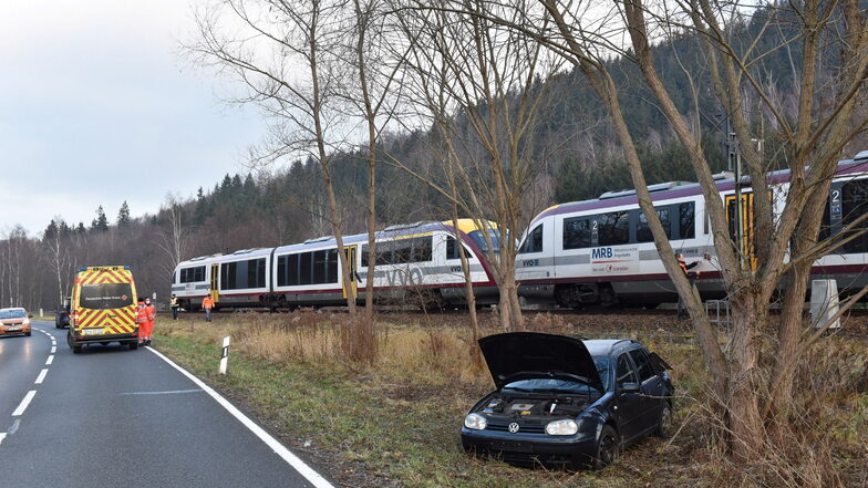 Bei dem Unfall mit der Müglitztalbahn kam die Autofahrerin offenbar glimpflich davon.