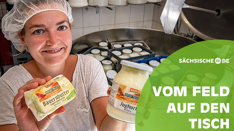 Sarah Schmidt gehört zu den Frauen, die in der Käserei im Hofgut Pulsitz die Milch veredeln. Sie stellen Käse, Joghurt und Butter her.