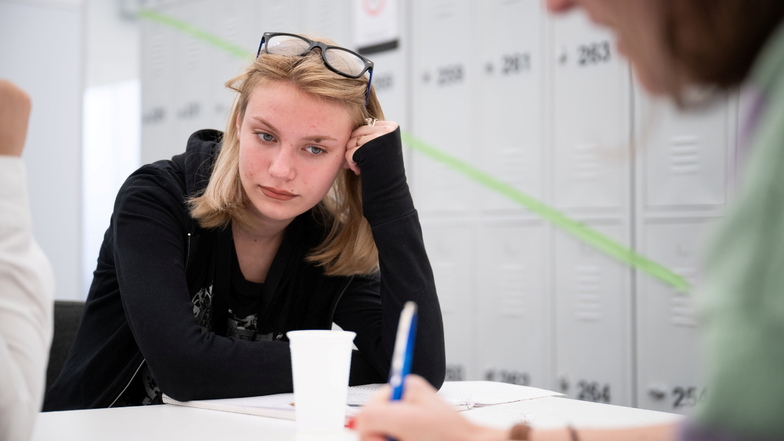 Die 15-jährige Arina aus der Ukraine hat gerade eine Englisch- und eine Chemieklausur hinter sich.