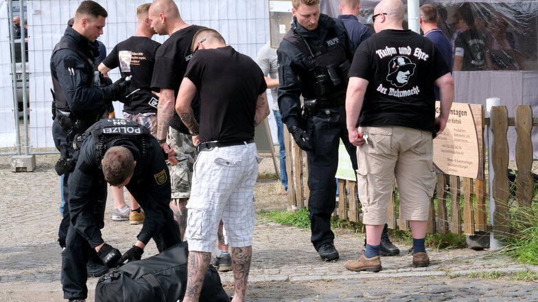 Polizeikontrolle beim "Schild & Schwert-Festival" im Juni 2019 in Ostritz.